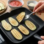 Preparare la parmigiana di melanzane in versione light: Il passaggio che evita l’olio senza rovinare il sapore