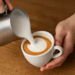 Latte schiumato nel cappuccino: Tecnica facile che migliora la digeribilità